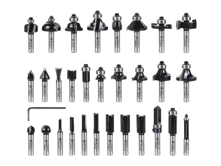 Sada různých frézovacích bitů a imbusového klíče.