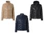 Tři prošívané bundy: béžová, tmavě modrá a černá s kapucí.