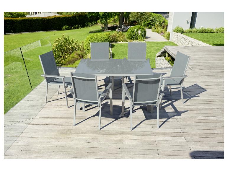 Venkovní jídelní set: stůl a šest šedých židlí.