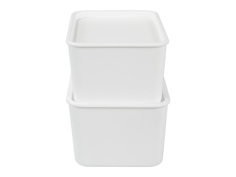 Dva bílé úložné boxy naskládané na sobě.