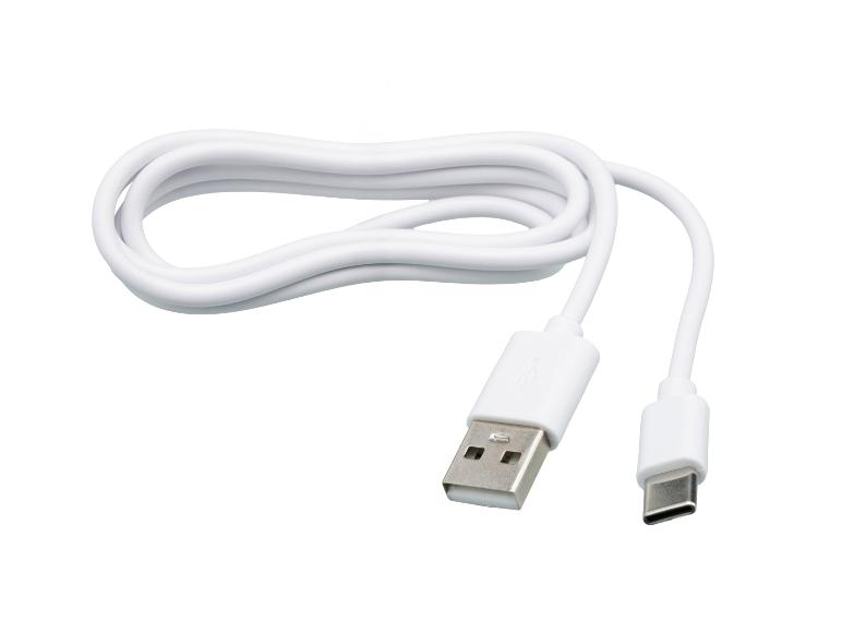 Bílý kabel USB-A na USB-C, stočený na bílém pozadí.