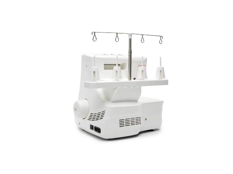 Bílá overlocková Singer s držáky cívek.