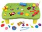 Hrací stolek s doplňky Play-Doh, včetně forem, válečků a stříkačky.