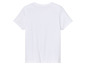 Bílé tričko s krátkým rukávem.