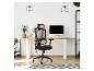 Ergonomická síťovaná kancelářská židle v moderní domácí kanceláři.