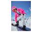 Žena v růžové bundě a bílých snowboardových kalhotách, upravující vázání na snowboardu.