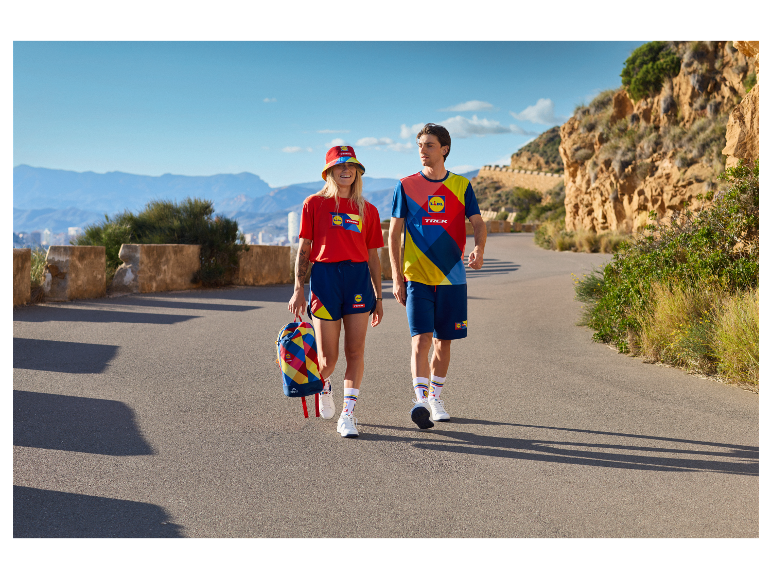 Sportovní oblečení Lidl a Trek: barevná trička, šortky a batoh.