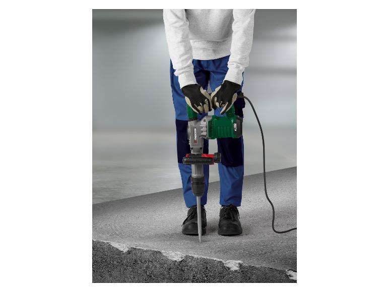 Muž s elektrickým bouracím kladivem rozbíjí beton