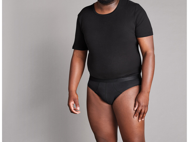 Muž v černém tričku a spodním prádle.