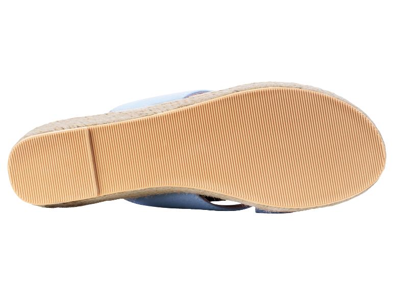 Podešve plochých espadrili ze světle modrého plátna a juty.