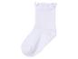 Bílá ponožka s ozdobným lemem nahoře