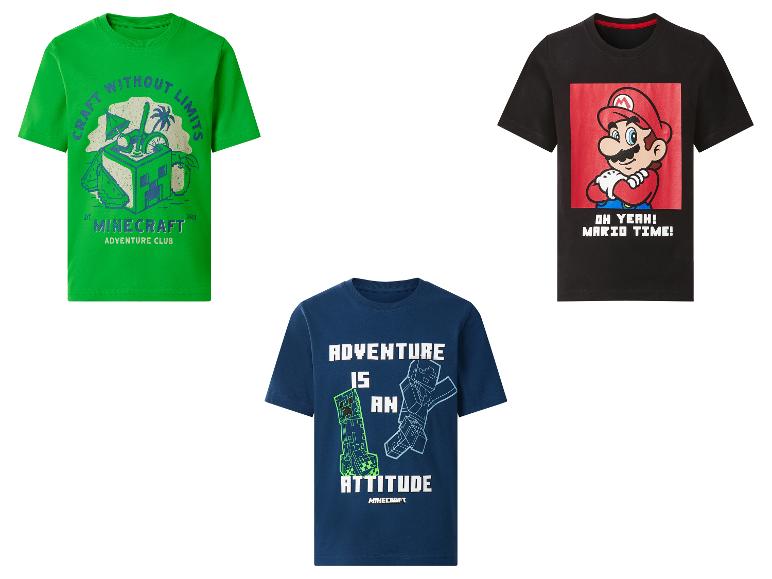 Tři dětská trička: zelené s nápisem „Craft Without Limits“, černé s „Mario Time!“ a modré s „Adventure is an Attitude“.