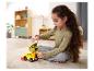 Dívka si hraje s hračkami Playmobil - terénním autem a staneme.