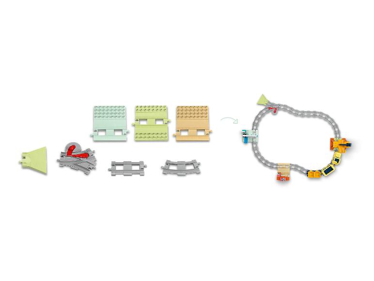 Lego Duplo díly vlakové dráhy a základní desky, se sestavenou dráhou a vlakem.