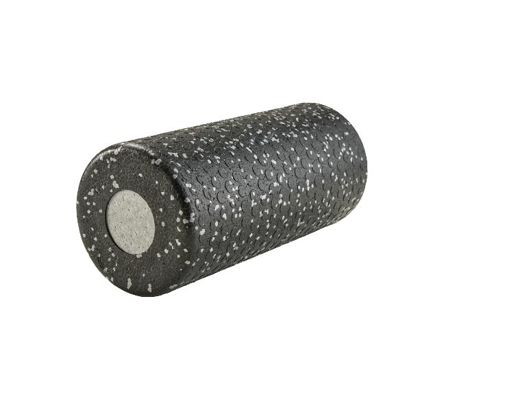 Černý masážní válec s bílými tečkami, na bílém pozadí