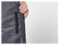 Detailní záběr bundy na zip.