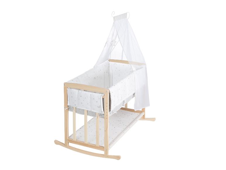 Dřevěná dětská postýlka s nebesy a povlečením s hvězdami a měsíci