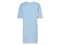 Světle modrá šaty s tričkovým střihem, neformální oblečení.