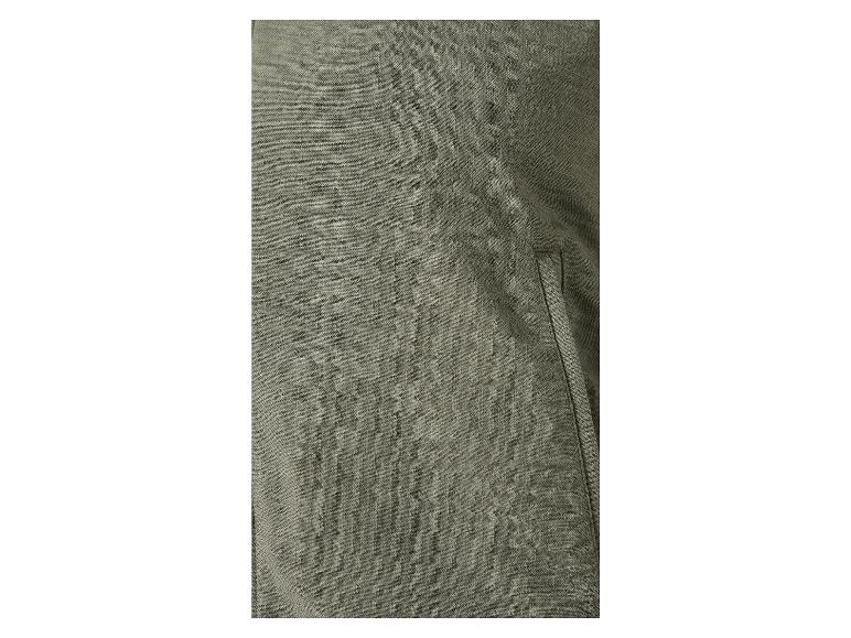 Detailní záběr na zelené bavlněné kalhoty.