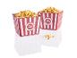 Dva červené boxy na popcorn s bílými pruhy, naplněné popcorn.
