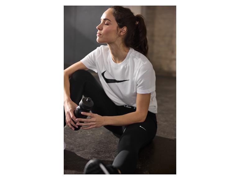 Nike: bílé tričko, černé legíny a láhev s vodou.