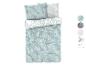 Přikrývka s polštáři v světle modré barvě s bílým vzorem listů.
