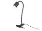 Černá stolní lampa s klipem a flexibilním ramenem, vyzařující jasné světlo.