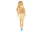 Panenka Barbie s blond vlasy, žlutými šortky a modrými botami.