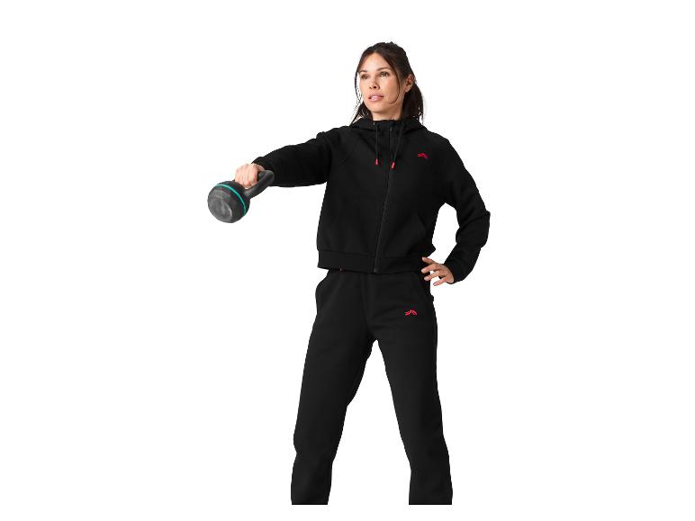 Žena v černém oblečení s kettlebellem.