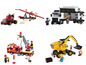 Hasičské auto, policejní auto, nákladní auto s rampou a bagr, vše postavené z kostek Lego.