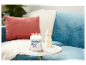 Svíčka Yankee Candle Snow Day na příručním stolku.