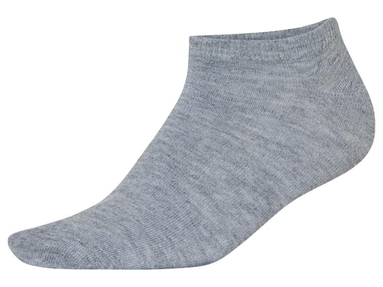 Krátké šedé ponožky.