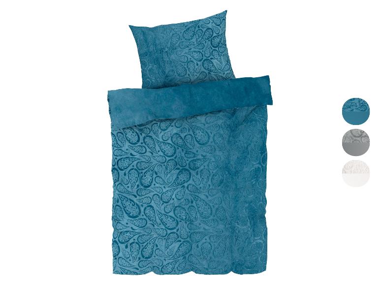 Modré povlečení s paisley vzorem.