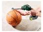 Zelený akumulátorový nafukovač s digitálním displejem nafukuje oranžový basketbalový míč.