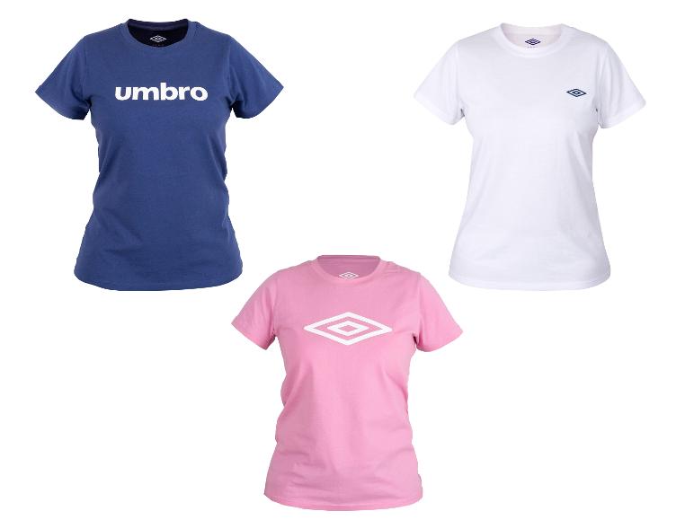 Tři Umbro trička v modré, bílé a růžové barvě s logem.