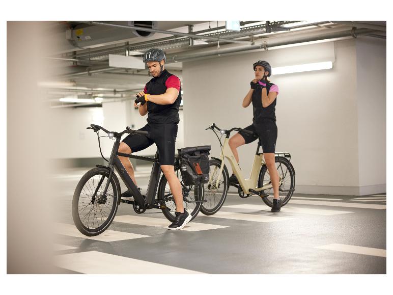 Dva cyklisti s elektrokoly na parkovišti.