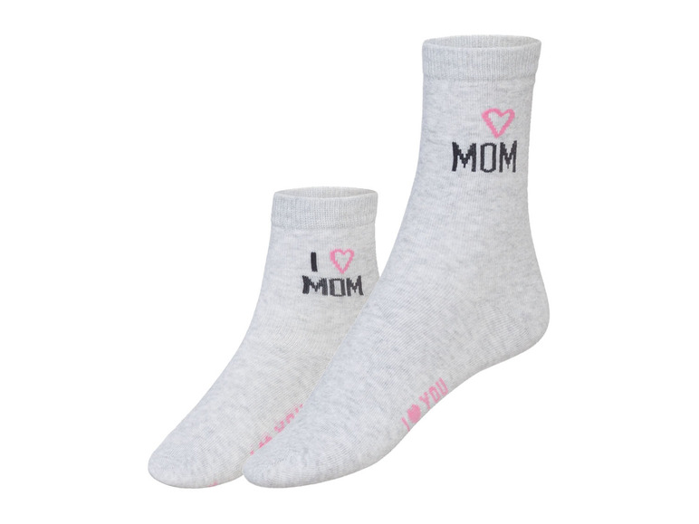 Dva páry šedých ponožek s potiskem 'I ♥ MOM' a 'MOM'.