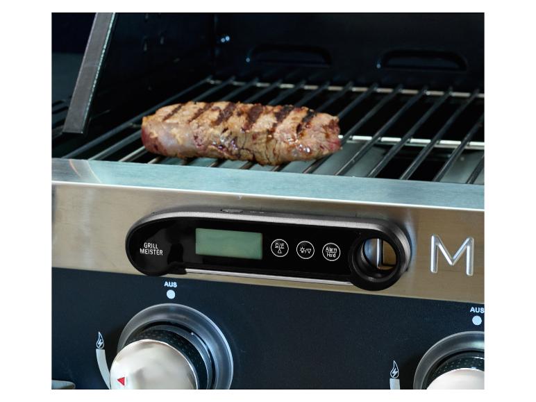 Grilovaný steak s digitálním teploměrem Grill Meister na plynovém grilu.