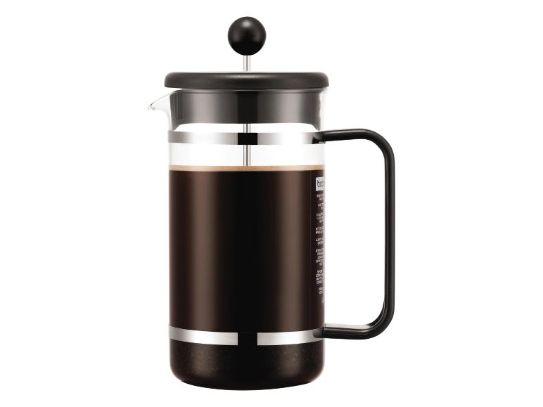 Černý kávovar Bodum French Press s kávou na bílém pozadí.
