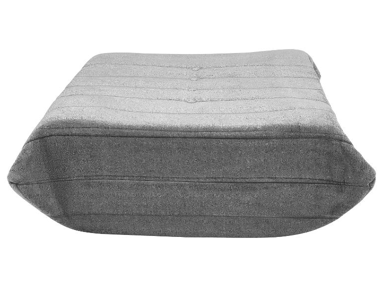 Šedý puf s knoflíky a horizontálním prošíváním, boční pohled.
