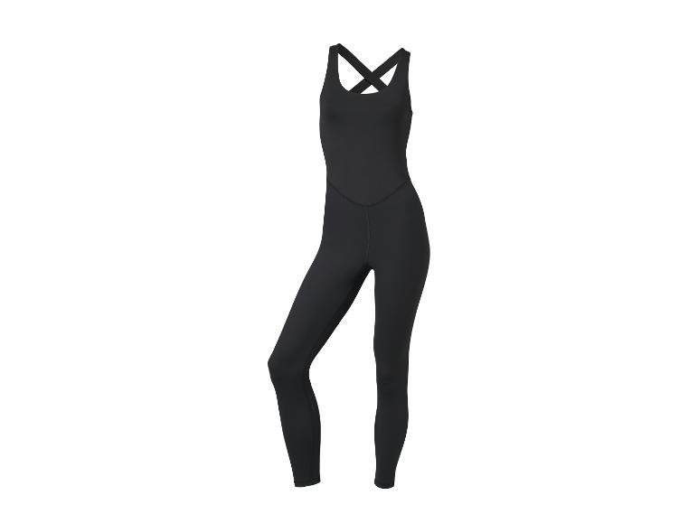 Černá sportovní kombinéza, minimalistický styl.