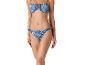 Modré bikiny s paisley vzorem: bandeau vršek a zavázané kalhotky.