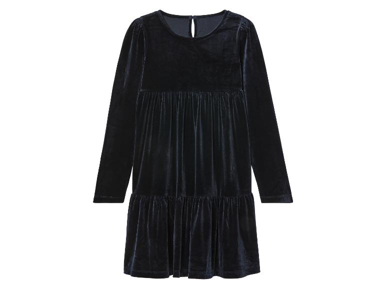 Tmavě modré sametové šaty s dlouhým rukávem.