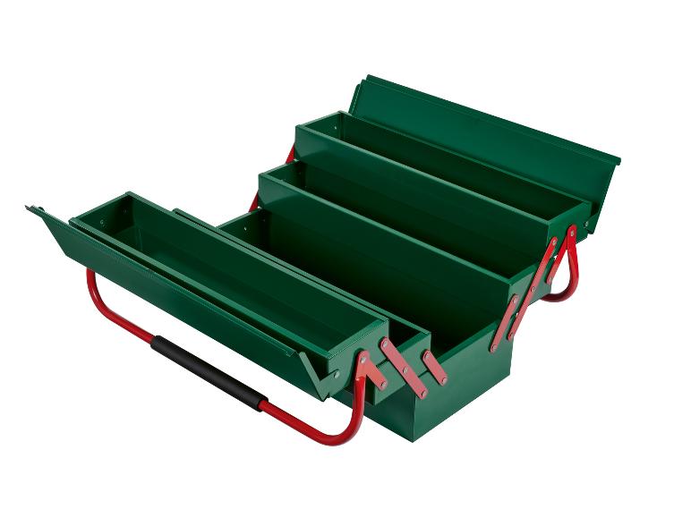 Zelená kovová nářaďová krabička se třemi přihrádkami a červenou rukojetí.