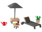 Dřevěná hrací sada s lehátkem, slunečníkem, grilem a rostlinou.