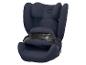 Modrá dětská autosedačka s nastavitelnou opěrkou hlavy a bezpečnostním pásem.