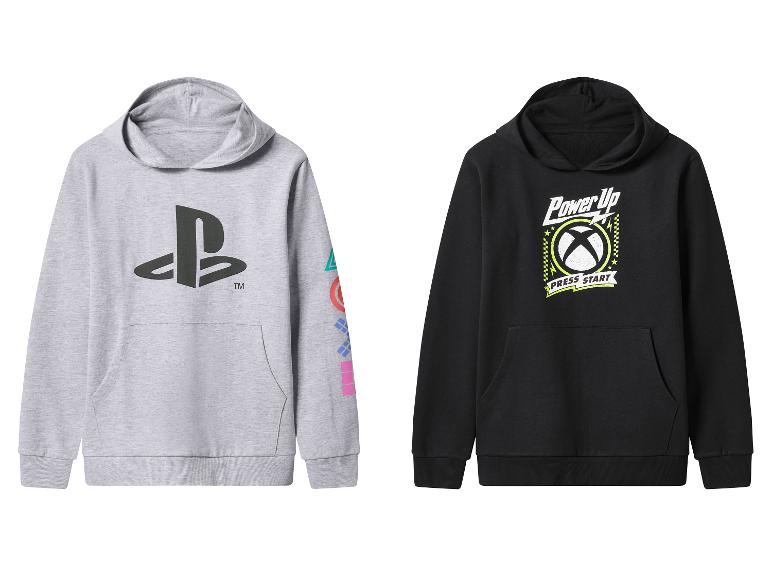 Dvě herní mikiny: šedá mikina PlayStation a černá mikina Xbox.
