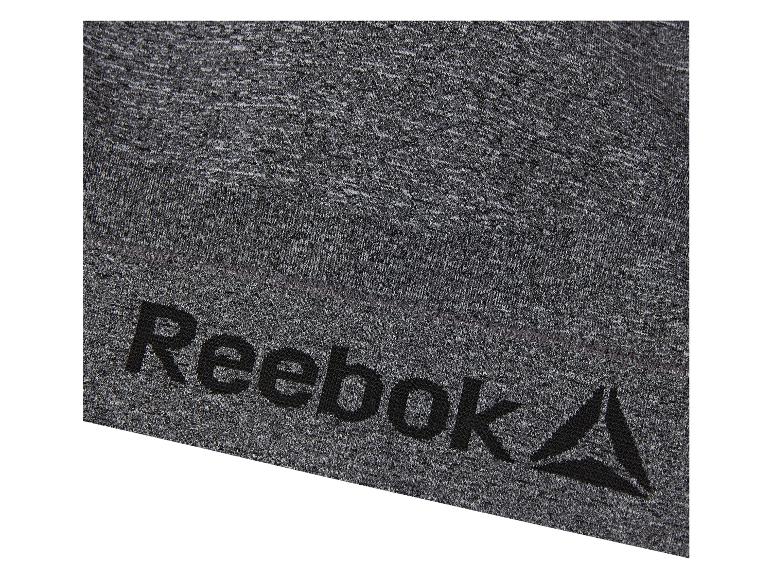 Šedý oděv Reebok s logem.