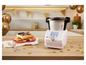 Kuchyňský robot Monsieur Cuisine Mini s vaflemi a konfetami.