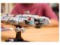 Model vesmírné lodi LEGO Star Wars, s osobou v pozadí.